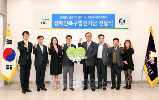 장애인의 날을 앞둔 지난 18일 LIG넥스원 판교R&D센터에서 진행된 장애인축구 발전기금 전달식에서 권희원 LIG넥스원 대표(왼쪽 4번째)가 김계홍 대한장애인축구협회장(왼쪽 5번째)에게 LIG 계열사들이 모은 기금을 전달한 후 기념촬영을 하고 있다. LIG넥스원 제공
